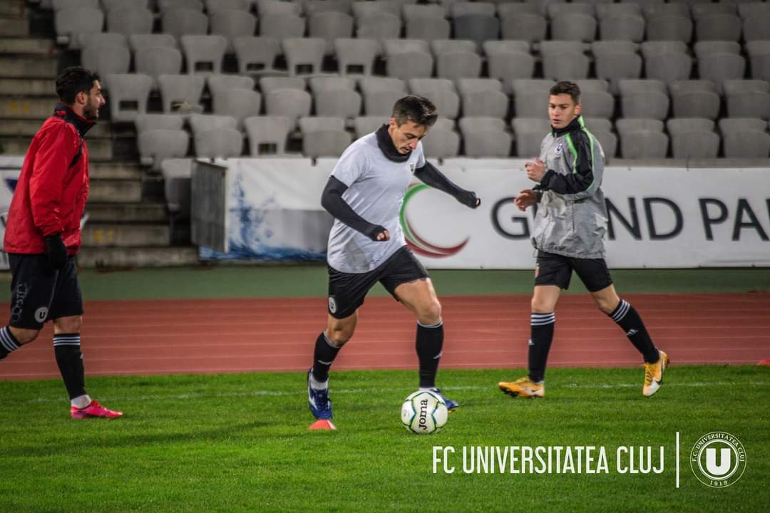 Fotbaliștii de la „U” Cluj au făcut forme ușoare de COVID-19. 12 au revenit la antrenamente