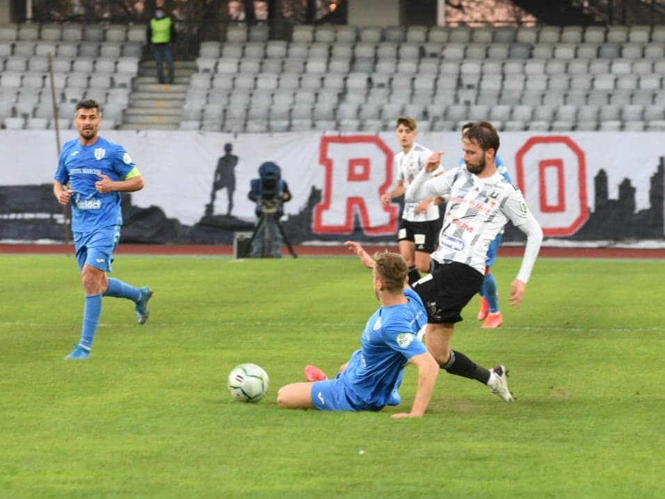 O prestație incoloră pe „orezăria” din Comuna Recea și un penalty inventat barează drumul lui ”U” Cluj spre play-off