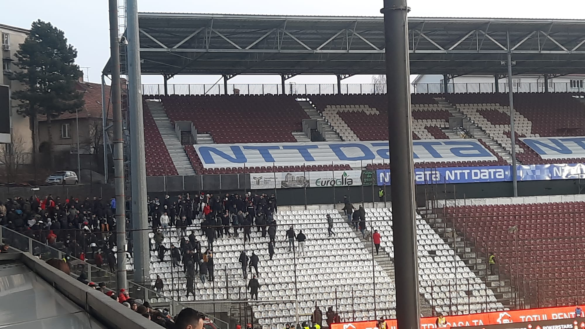 Suporterii lui Dinamo au părăsit stadionul în prima repriză a meciului cu CFR Cluj – VIDEO