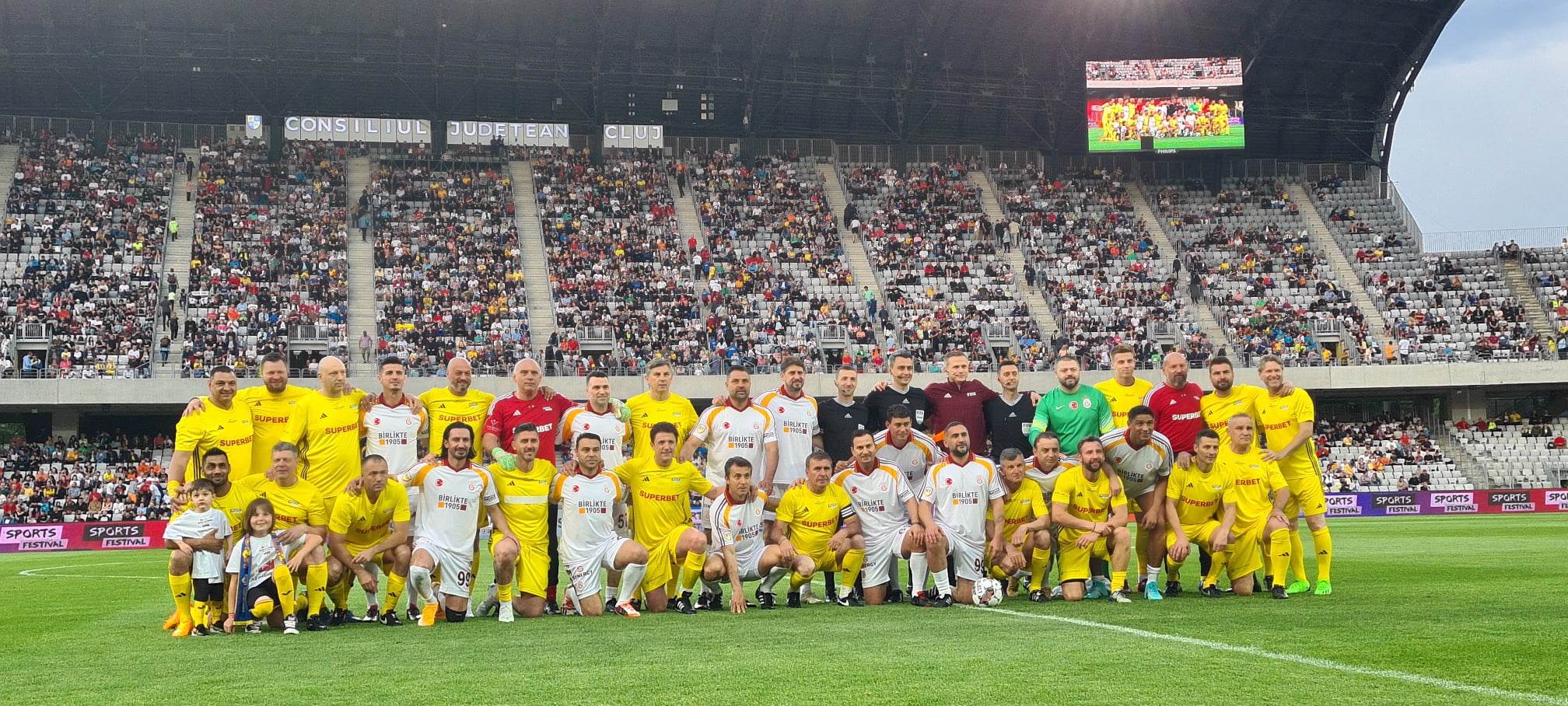 „Generația de Aur” a fotbalului românesc, din nou pe gazon într-un demonstrativ inedit la Sports Festival 2023 împotriva legendelor lui Galatasaray – FOTO