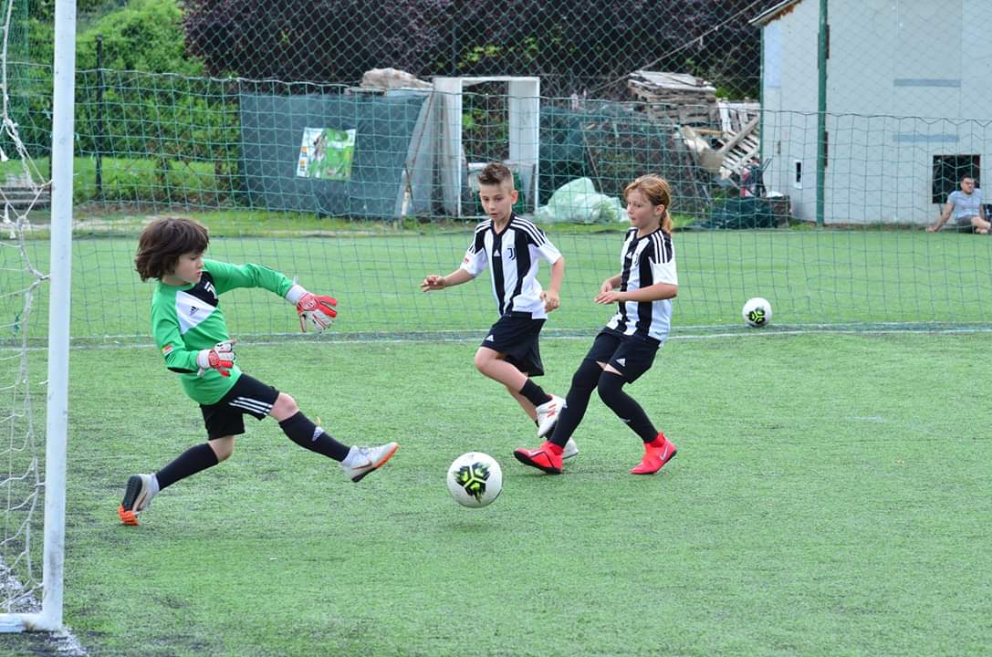 O fetiţă de 8 ani, singura jucătoare de fotbal înscrisă la Juventus Training Camp din Cluj-Napoca
