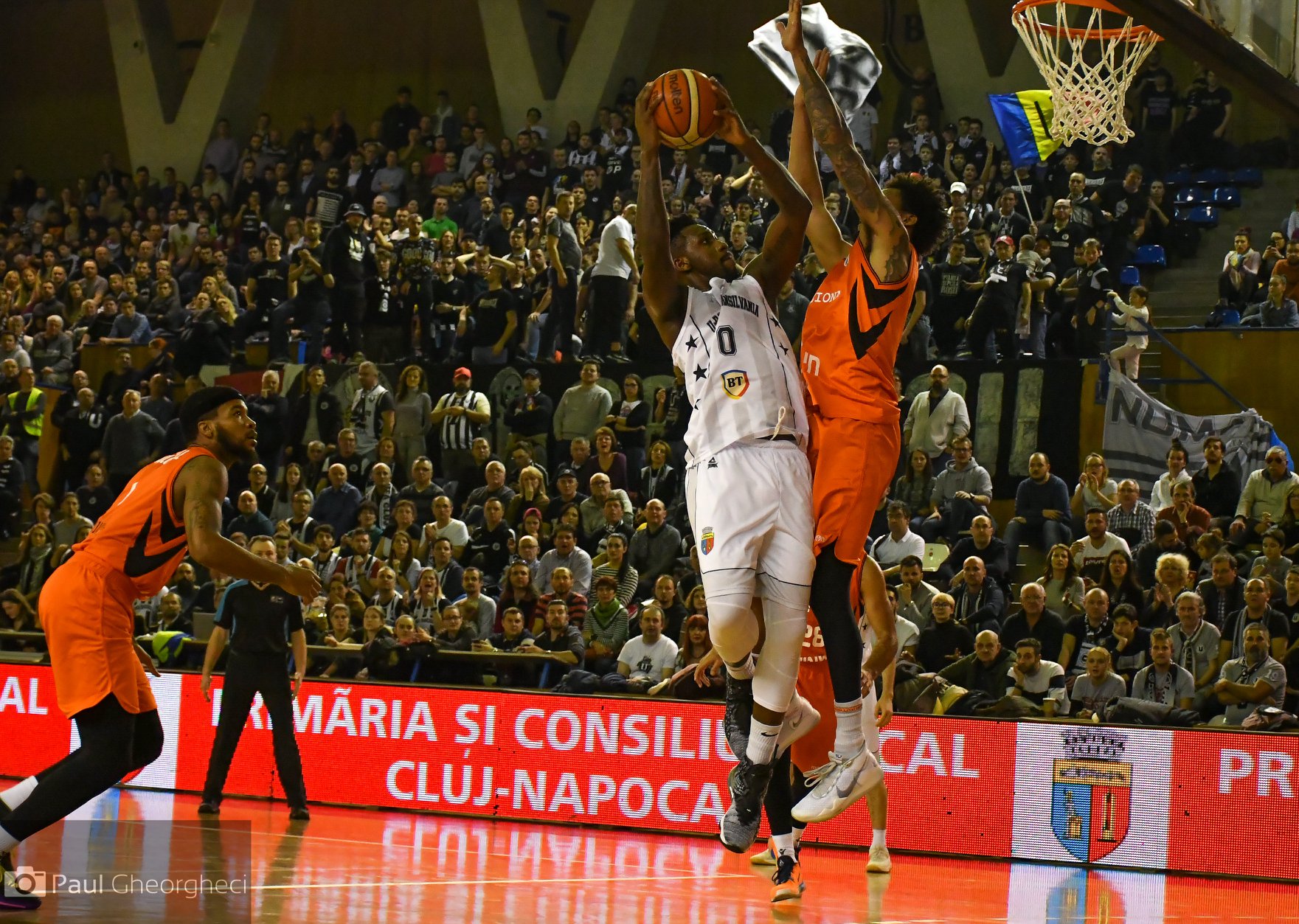Cu suporterii alături, U-Banca Transilvania a mărșăluit spre sferturile FIBA Europe Cup, după o victorie clară cu Ironi Ness Ziona: 82-71! Atmosferă de vis în „Horia Demian”