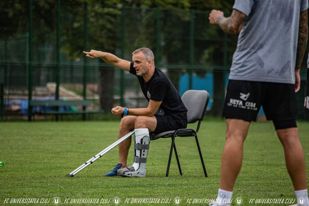 Antrenorul lui „U” Cluj, Erik Lincar, a adus lămuriri privind starea sa de sănătate după operația la picior