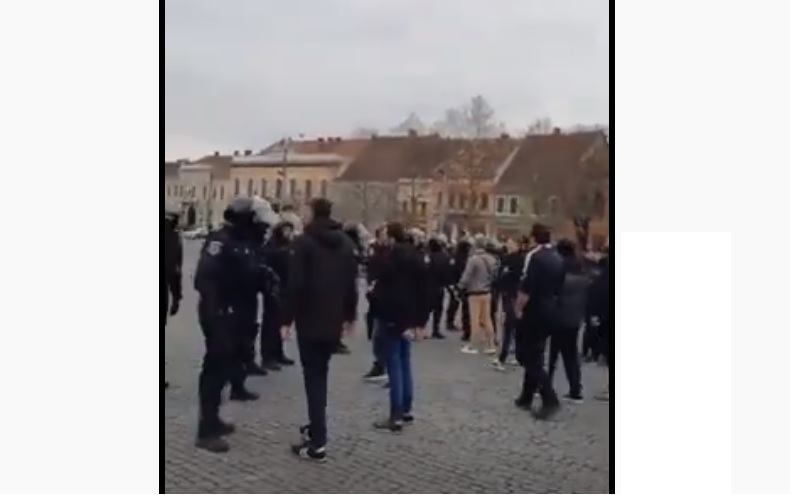 Suporterii bucureșteni s-au „umflat în pene” în fața jandarmilor la Cluj – VIDEO
