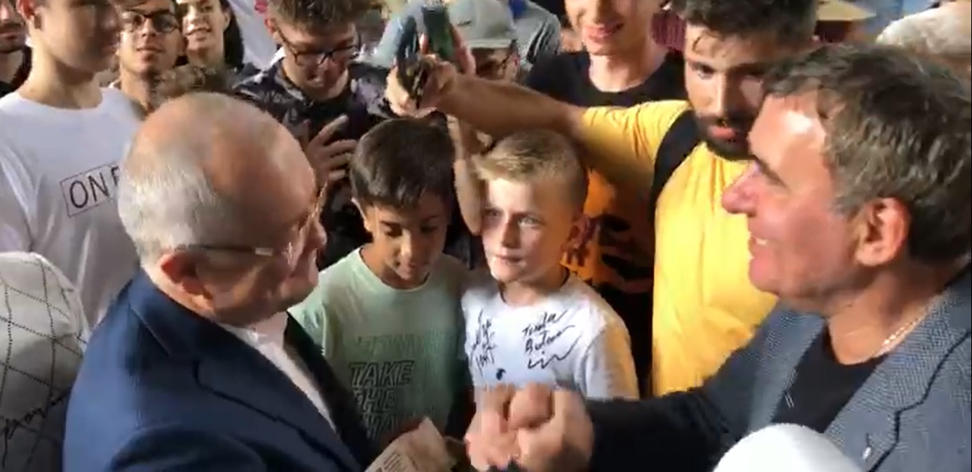 Hagi, ovaționat de zeci de fani la ieșirea din hotel. Primarul Boc a primit un autograf de la „Rege” – VIDEO