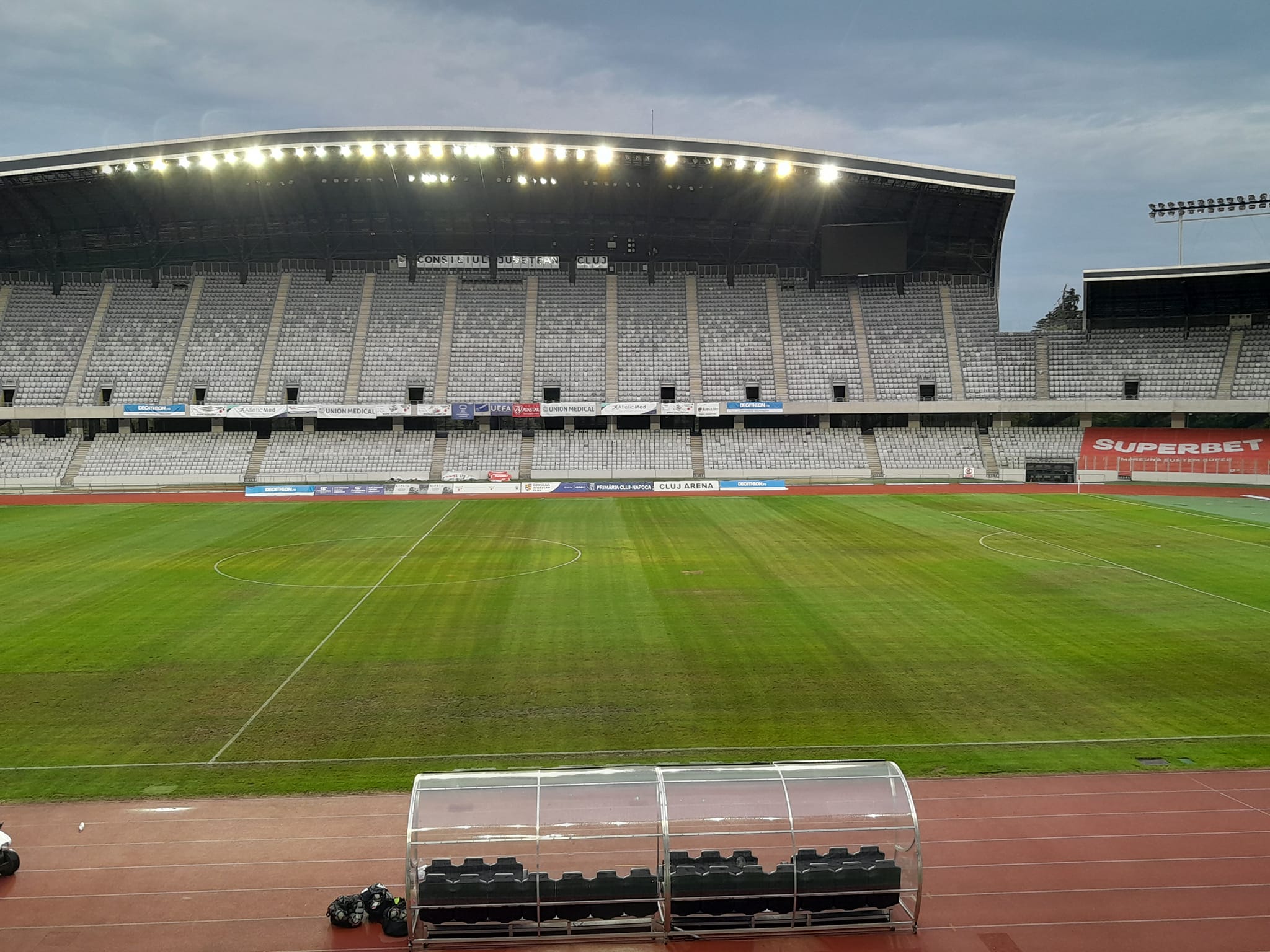 Cum se prezintă gazonul „peticit” de pe Cluj Arena înaintea meciului lui „U” Cluj cu Sepsi? VIDEO