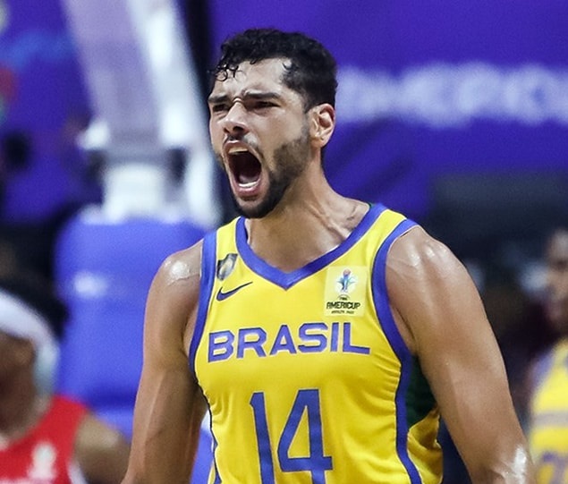 Internaționalul Léo Meindl de la U-BT Cluj, în finala FIBA AmeriCup cu naționala Braziliei. A fost cel mai bun marcator