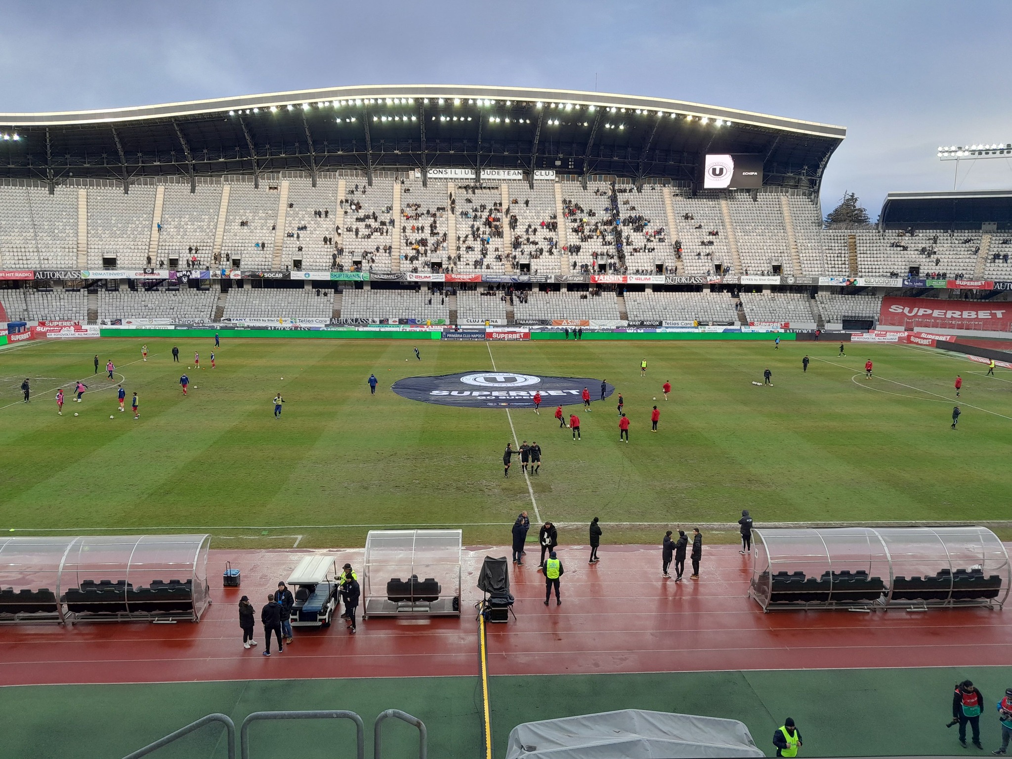 Stadion elite, gazon de divizia C. Terenul se prezintă în condiții dezastruoase la meciul dintre „U” Cluj și FC Botoșani – FOTO