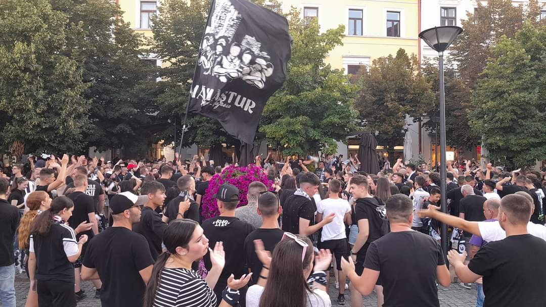 Peste 1000 de fani ai lui „U” Cluj au cucerit centrul orașului înainte de derby-ul cu marea rivală CFR
