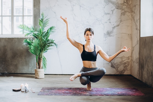 Postura în Yoga: Ghid Esențial pentru Poziții Eficiente