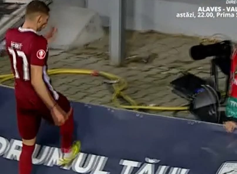 Gest iresponsabil al lui Șfaiț în meciul cu Petrolul! I-a distrus laptopul unui fotojurnalist