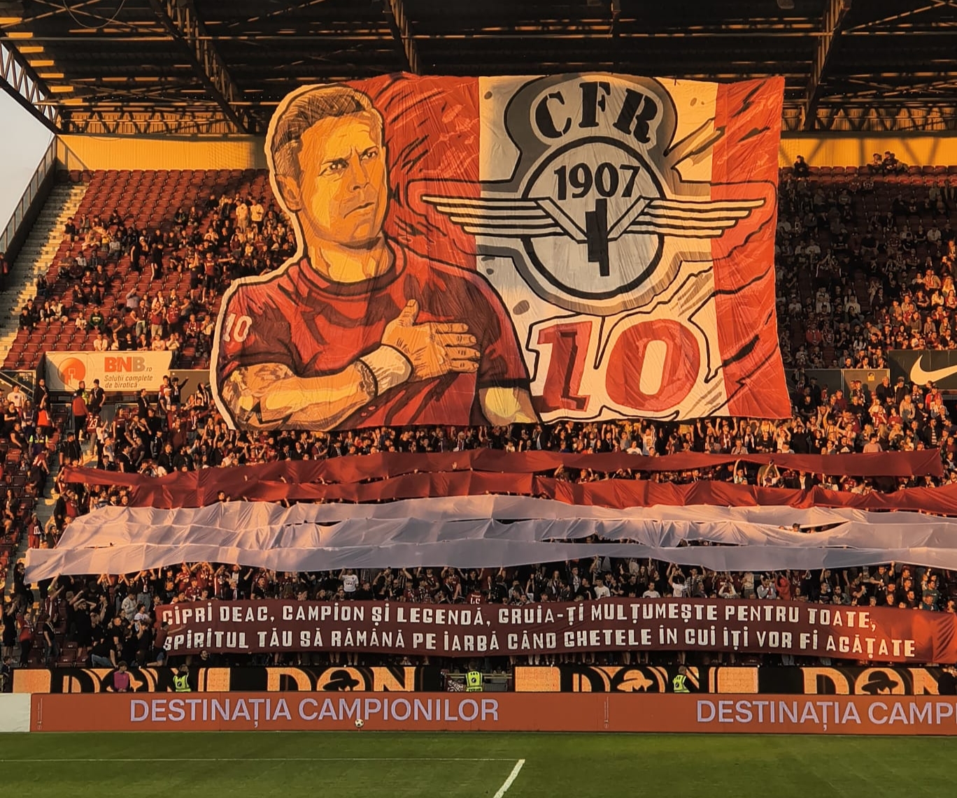 CFR Cluj a încheiat oficial sezonul cu o remiză cu FC Argeș, la ultimul meci pentru Ciprian Deac! Coregrafie impresionantă a peluzei vișinii pentru un simbol în Gruia